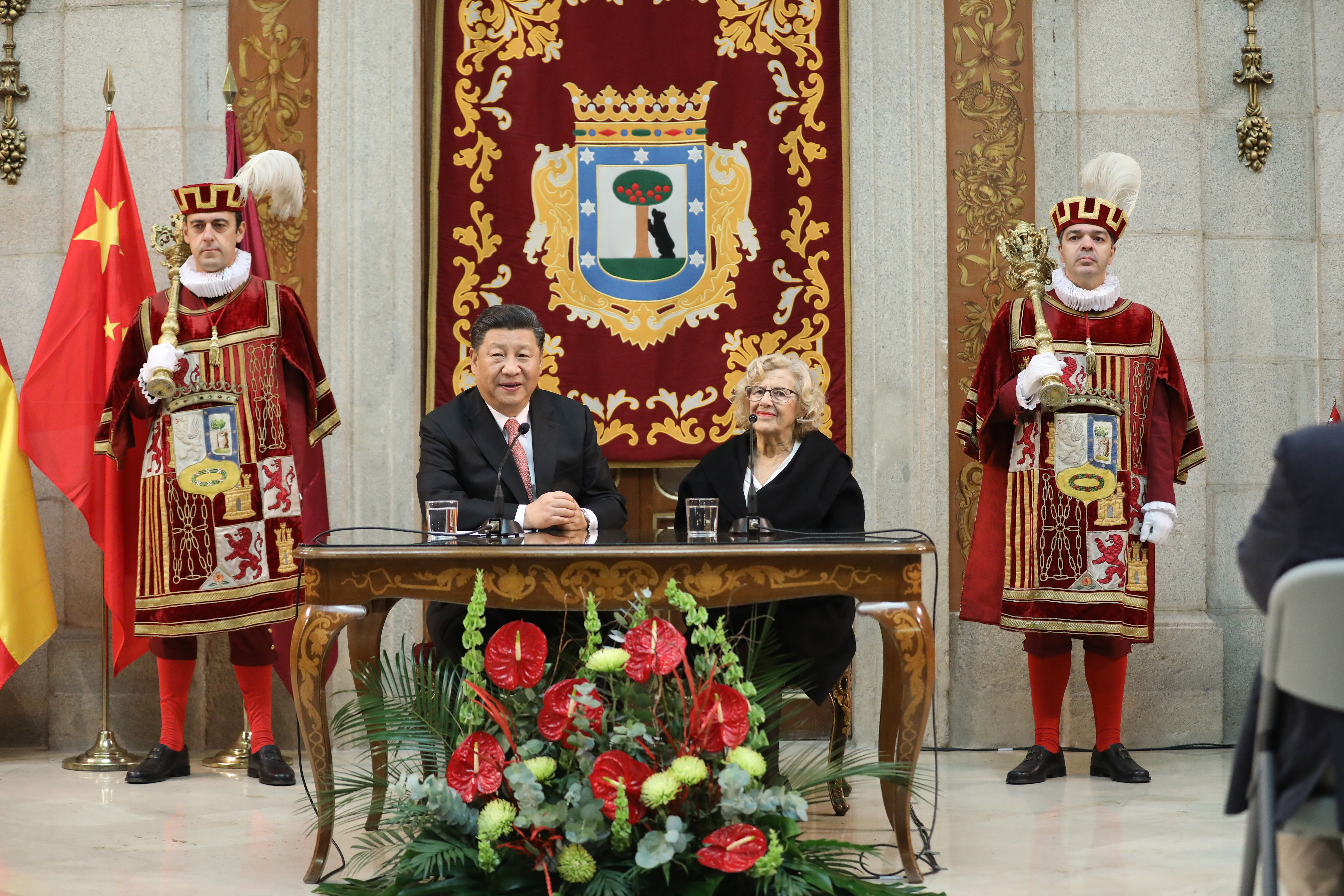 La alcaldesa entrega la Llave de Madrid al presidente chino en su visita al Ayuntamiento